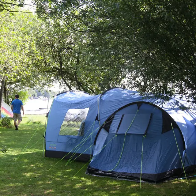 Posto campeggio tenda con elettricità