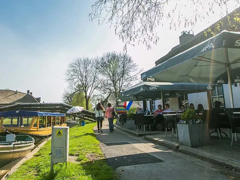 Rondvaren door Giethoorn